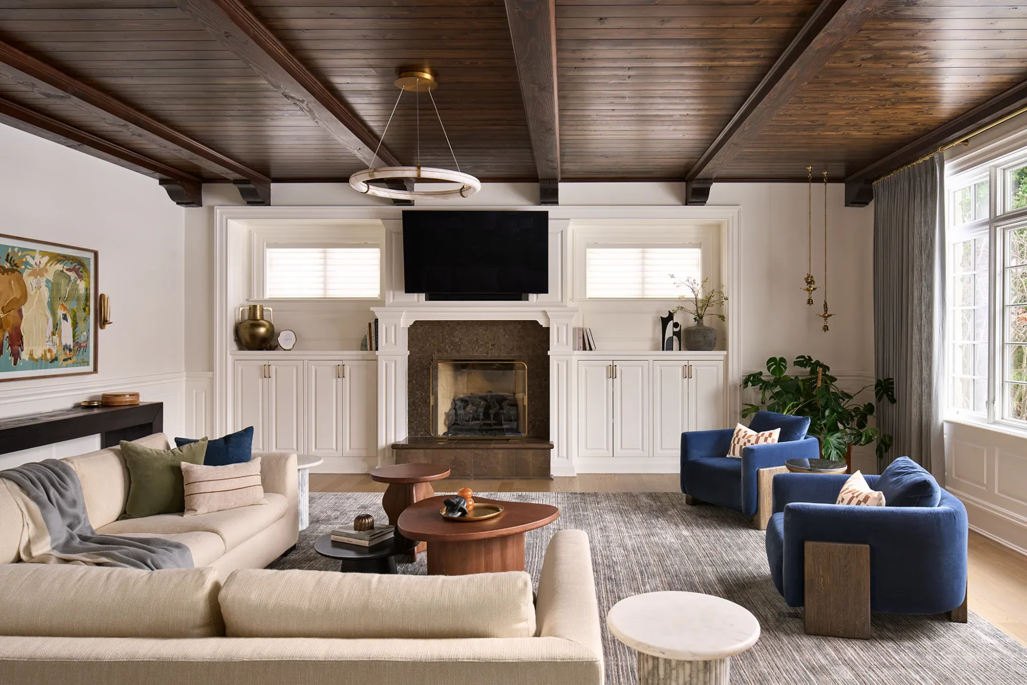 Timeless living room in Winnetka, with transitional design blending classic and contemporary styles.